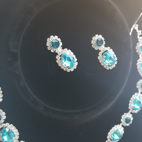 SP Sophia Collection Oval Necklace & Earrings Set - Picture 2 of 5